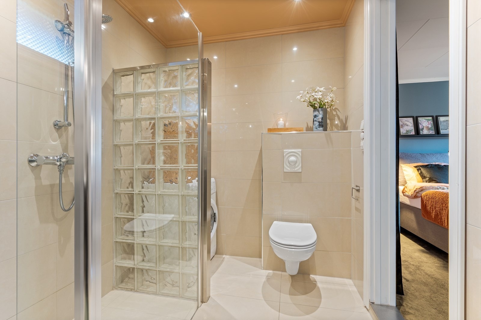 Helfliset baderom med dusj, servant og toalett, samt opplegg for vaskemaskin. Galleribilde