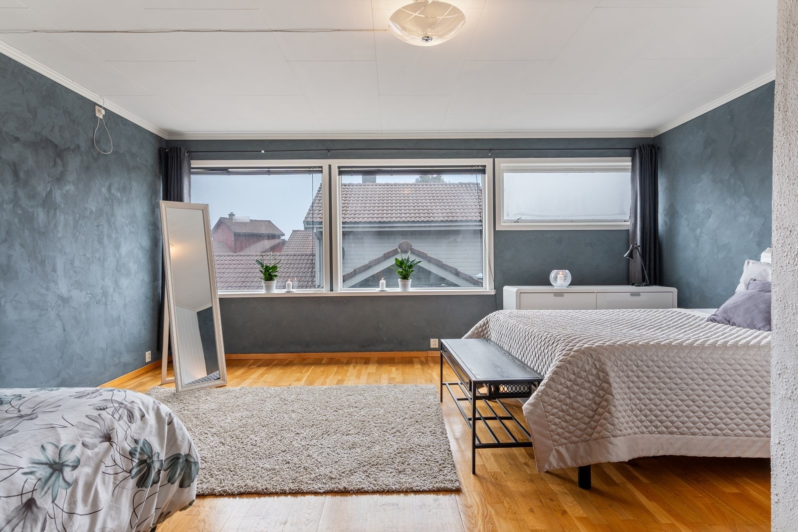 2. etasje har 1 stort soverom (opprinnelig stue). Galleribilde