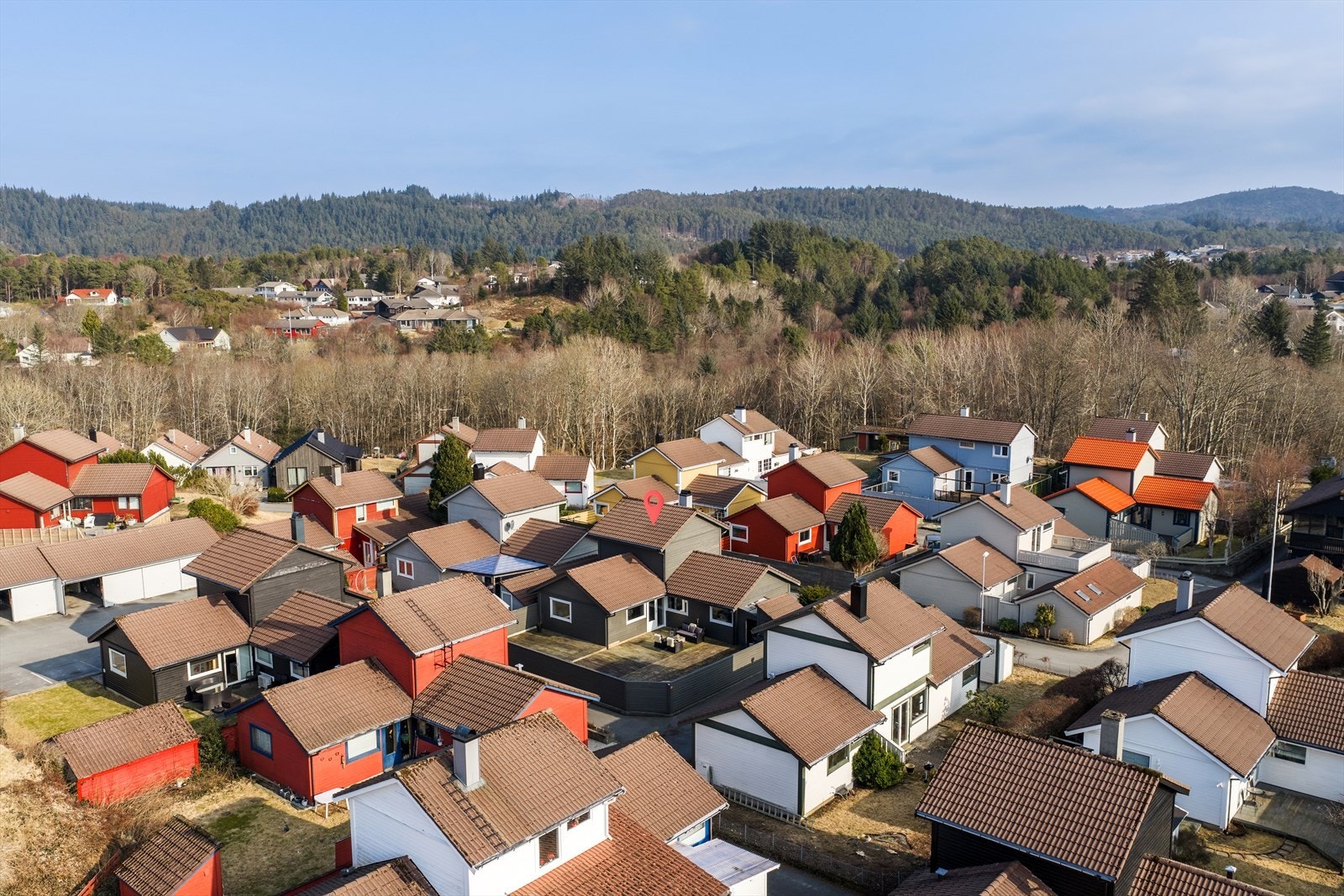 Enebolig over 2 plan med deilig, skjermet uteplass - Austrheimsgrenda 16 ligger i et etablert boligfelt, omringet av mange barnefamilier. Området byr på flott natur og andre fritidsaktiviteter. Galleribilde