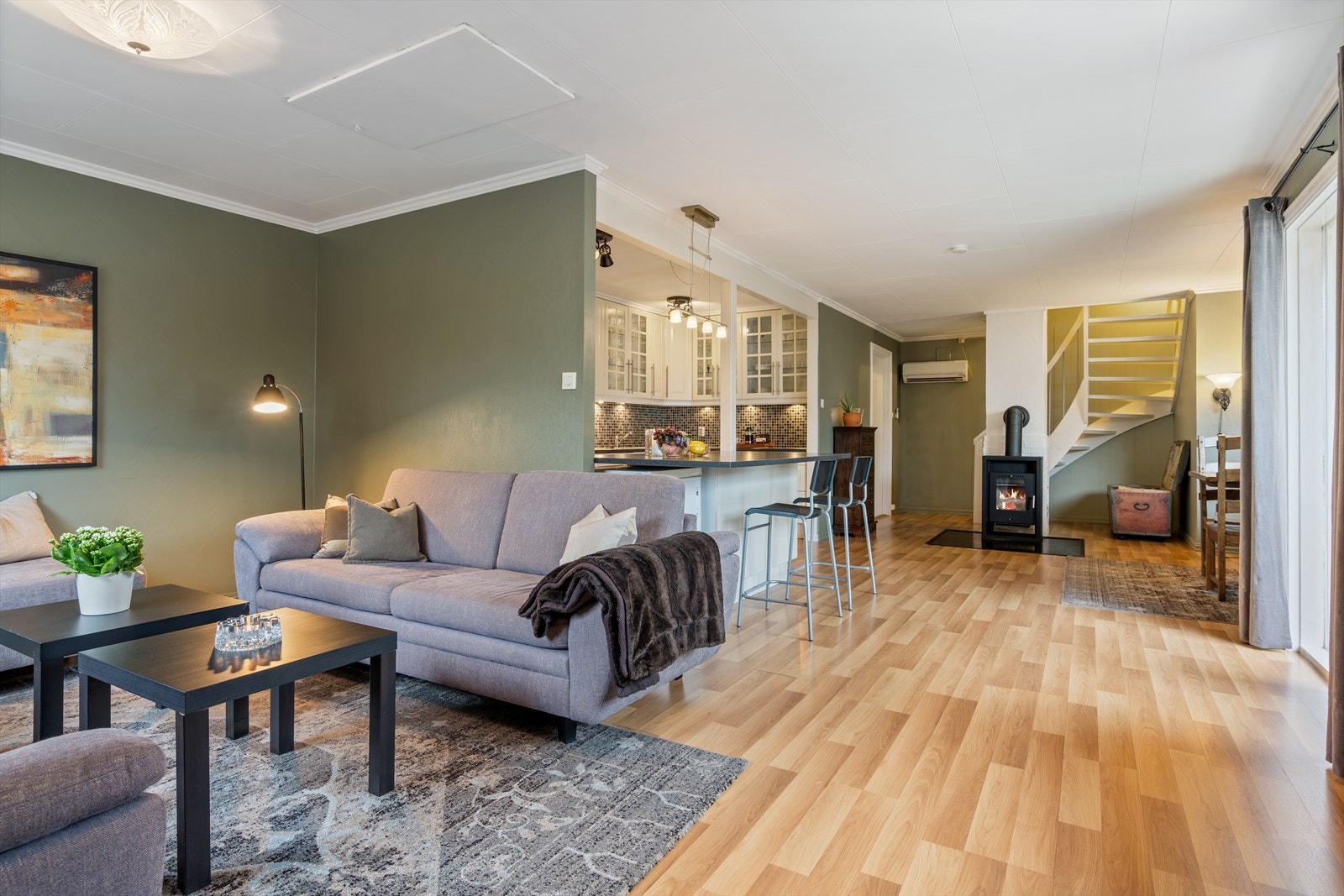 Boligen har god planløsning med stue/kjøkken i åpen løsning. Galleribilde