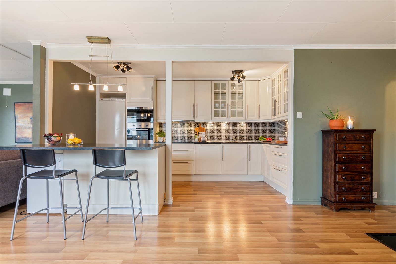 Kjøkkeninnredning fra 2010 med profilerte fronter og laminert benkeplate. Galleribilde