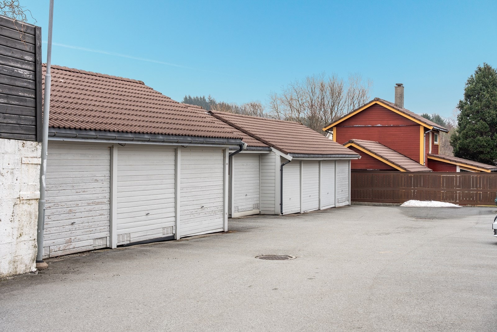 Denne eiendommen har tilhørende garasje, og for øvrig felles gjesteparkering. Galleribilde