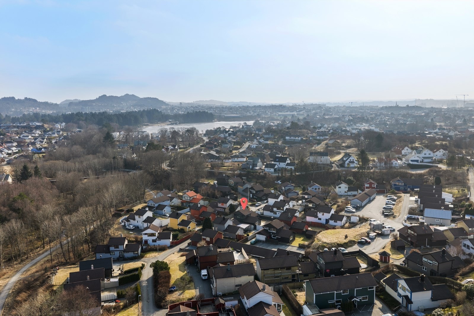 Området byr på flott natur og andre fritidsaktiviteter. Flere idrettsplasser og lekeplasser i nærheten. En kan også legge turen mot Djupadalen og Vangen, som byr på flotte turløype på gruslagt sti samt i skog og mark. Galleribilde