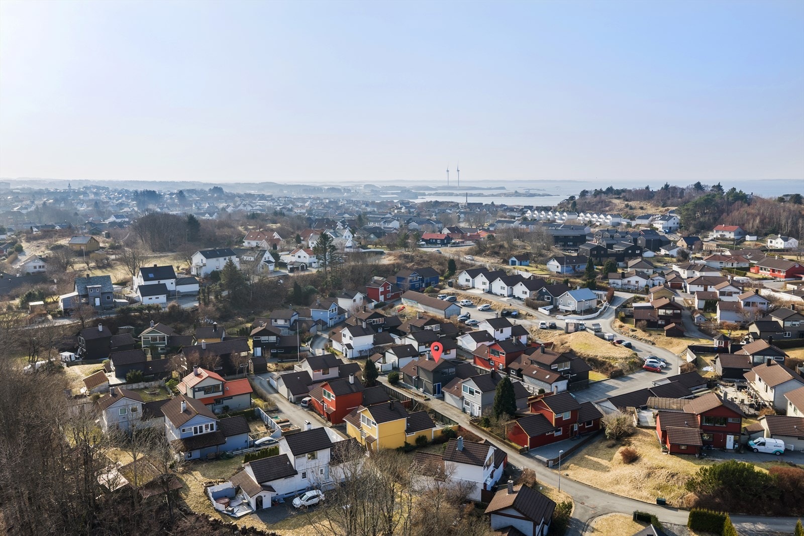 Ellers kort gang-/sykkelavstand til barnehager, Gard skole, Austrheim skole, dagligvarebutikker og stall for å nevne noe. Galleribilde