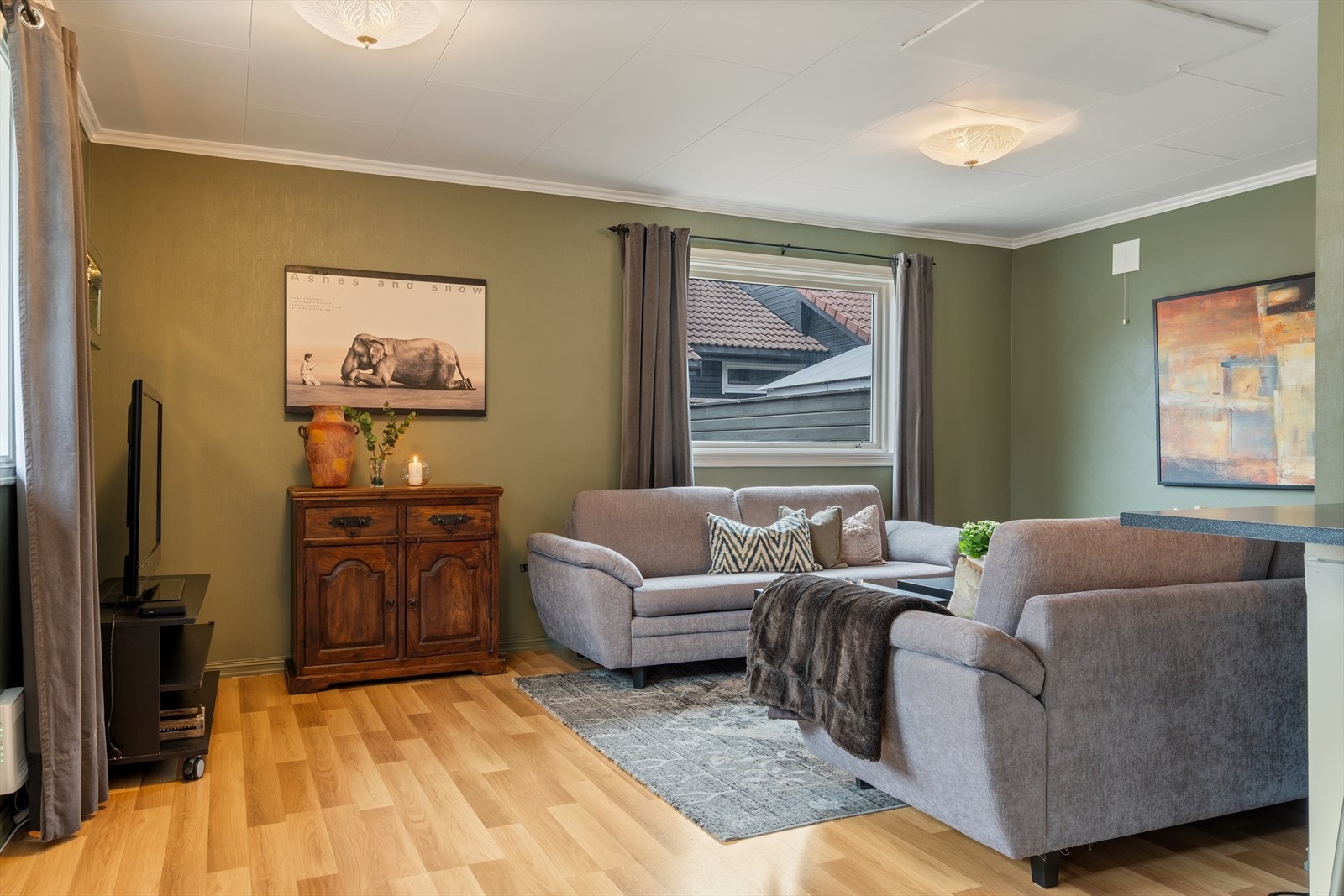 Stuen har ulike møbleringsmuligheter med god plass til flere sittegrupper og spisebord. Galleribilde