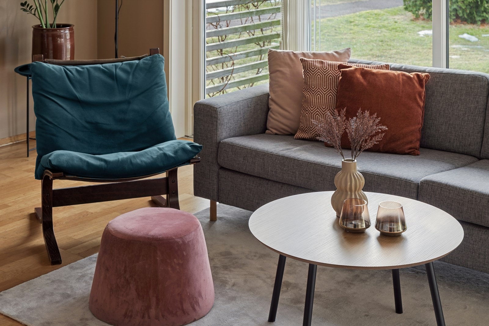 Rommet er lett å møblere med plass til både sofagruppe og TV-løsning. Galleribilde