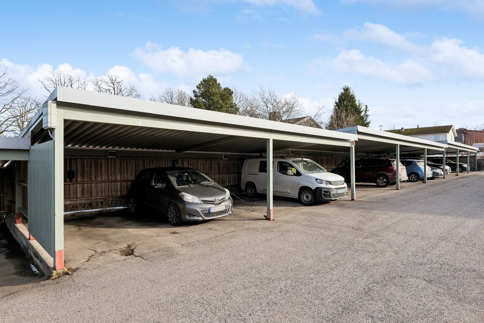 Leiligheten disponerer en carport med elbillader. Galleribilde