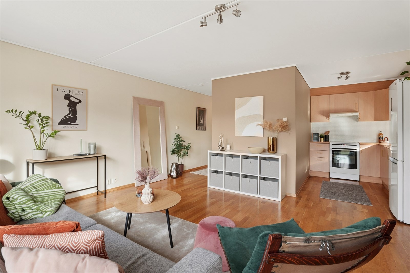 Den åpne løsningen mellom stue og kjøkken skaper en sosial og luftig sone. Galleribilde