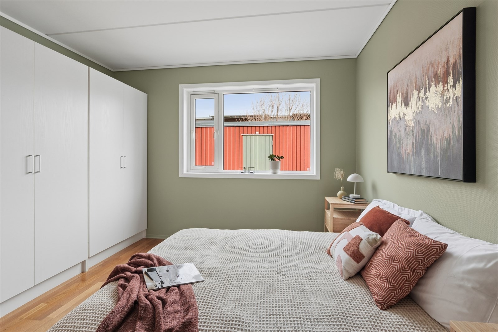 En stor garderobeløsning gir rikelig med plass til oppbevaring av klær. Galleribilde