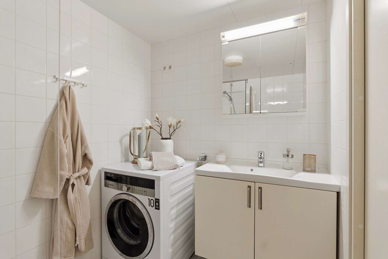 Badet er blant annet utstyrt med vegghengt toalett, dusjhjørne og nedfelt servant med tilhørende underskap. Galleribilde