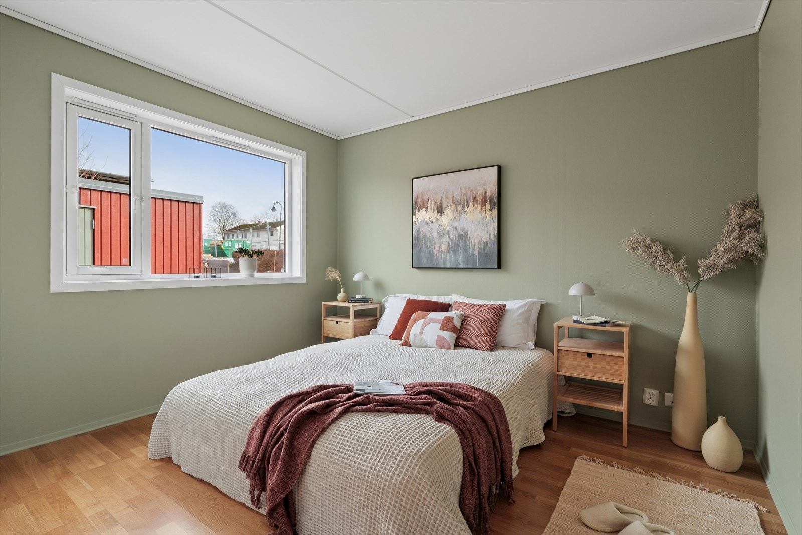 Soverommet har en god størrelse med plass til dobbeltseng og nattbord. Galleribilde