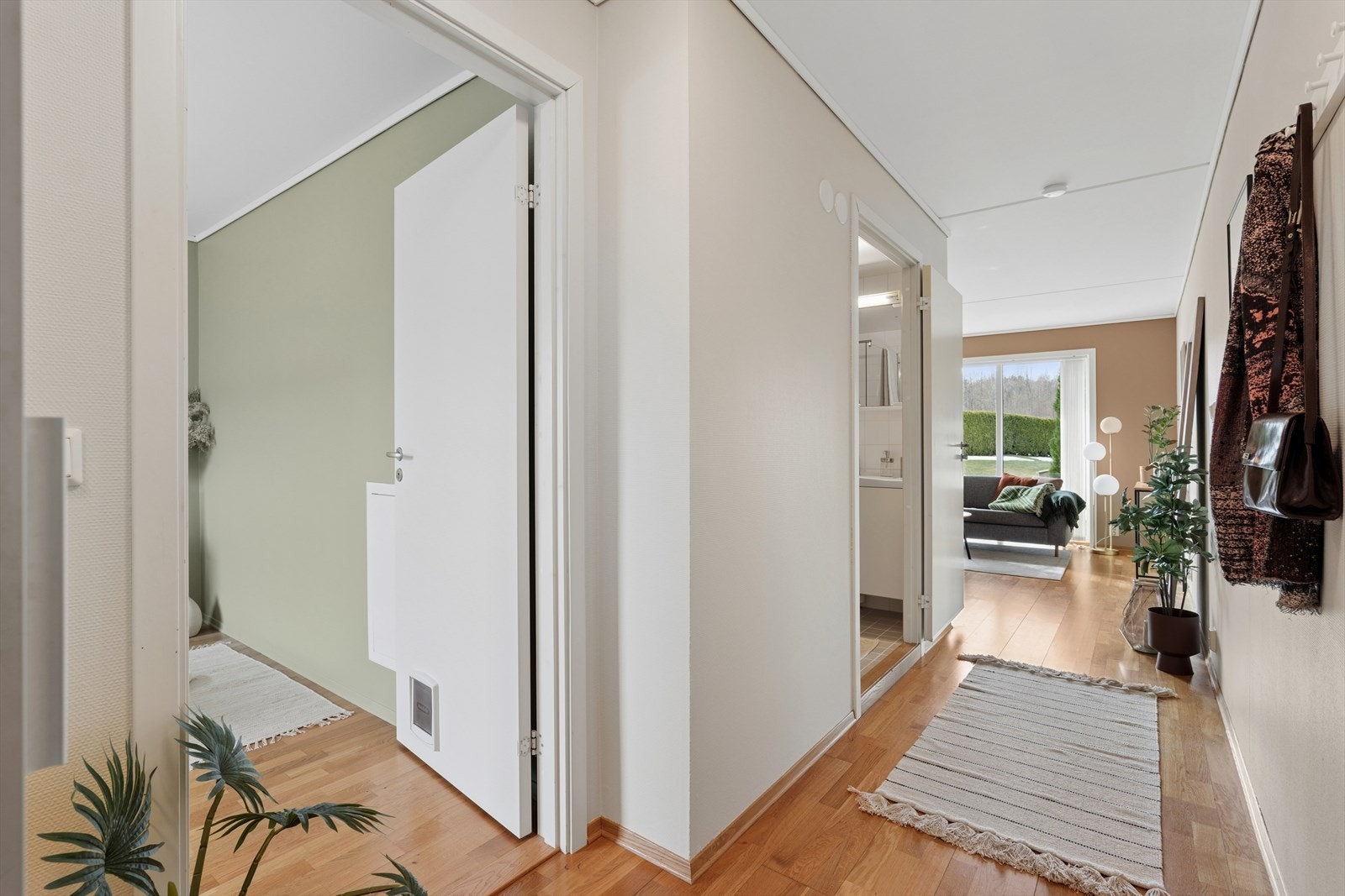 Velkommen inn i en lys entré som leder deg videre inn i leilighetens oppholdsrom. Galleribilde