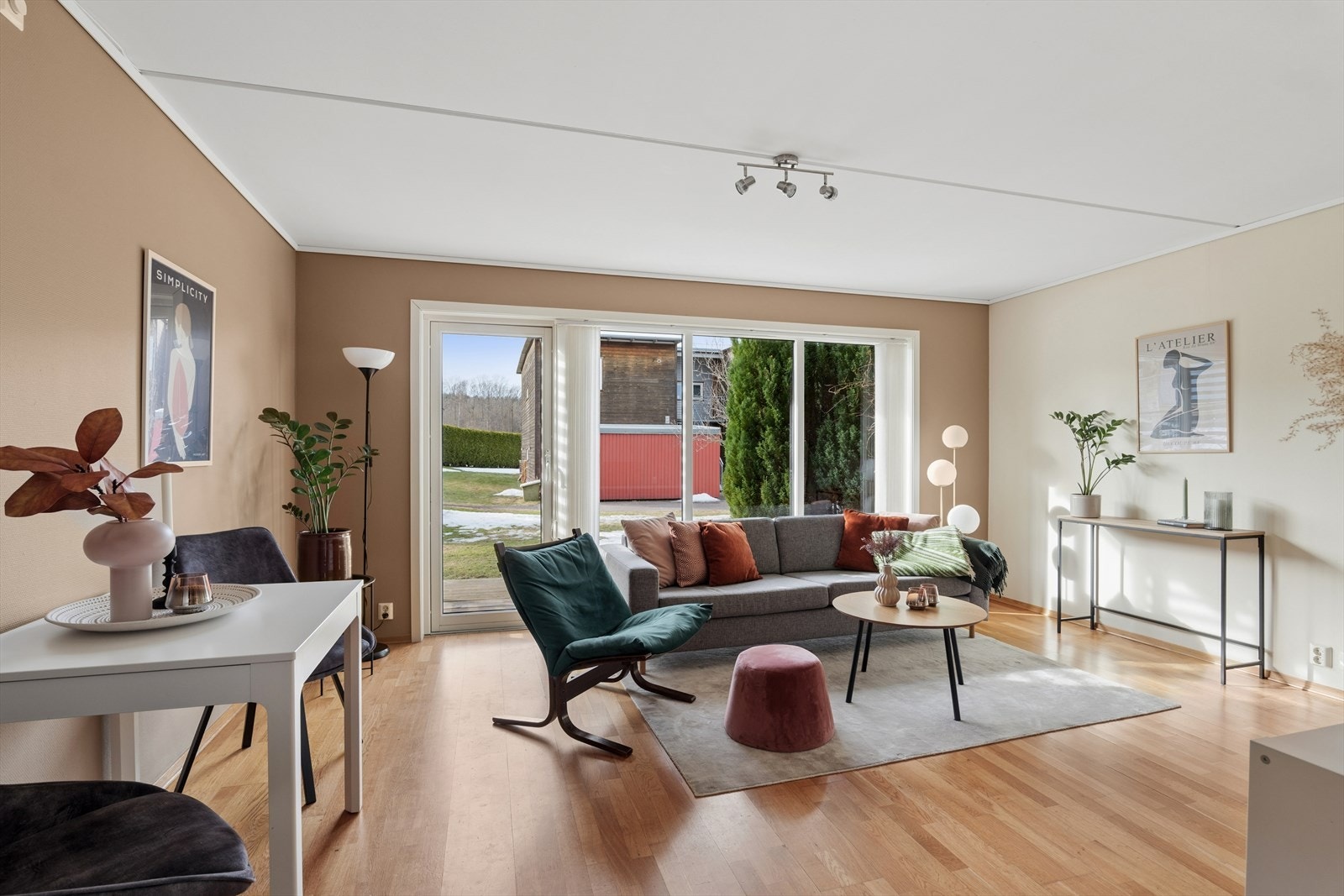 Herlig stueavdeling med utgang til markterrasse. Galleribilde