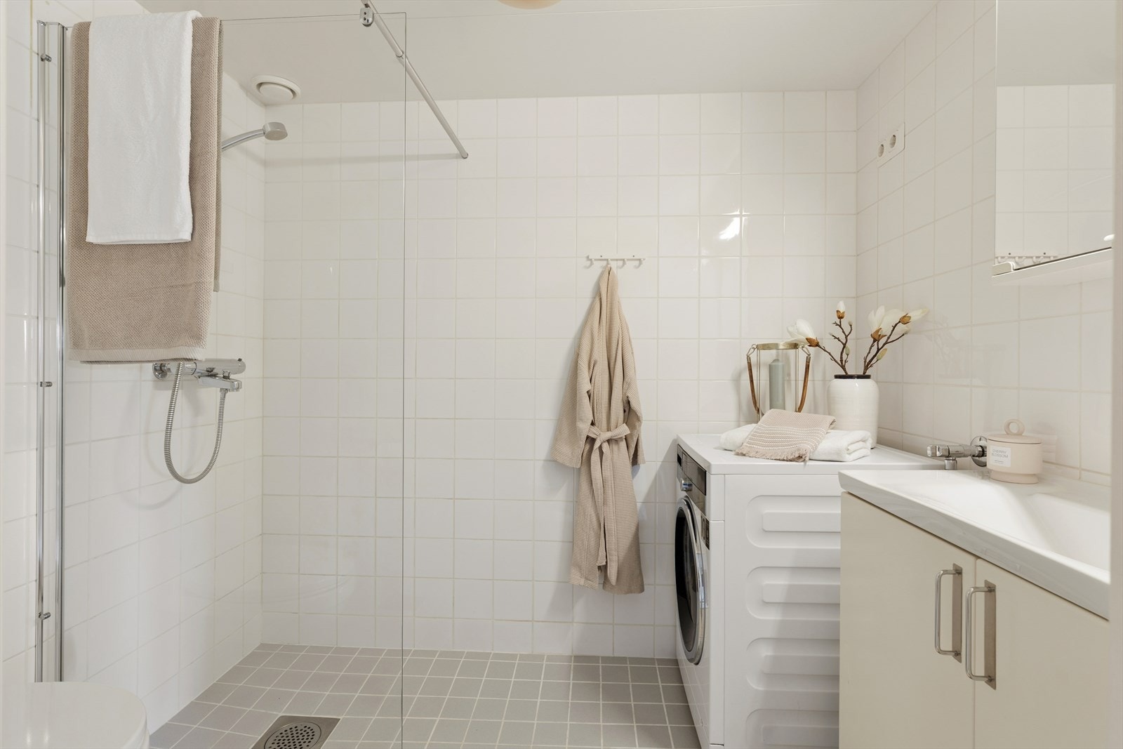 Helfliset bad med varmekabler i gulvet og opplegg for vaskemaskin. Galleribilde