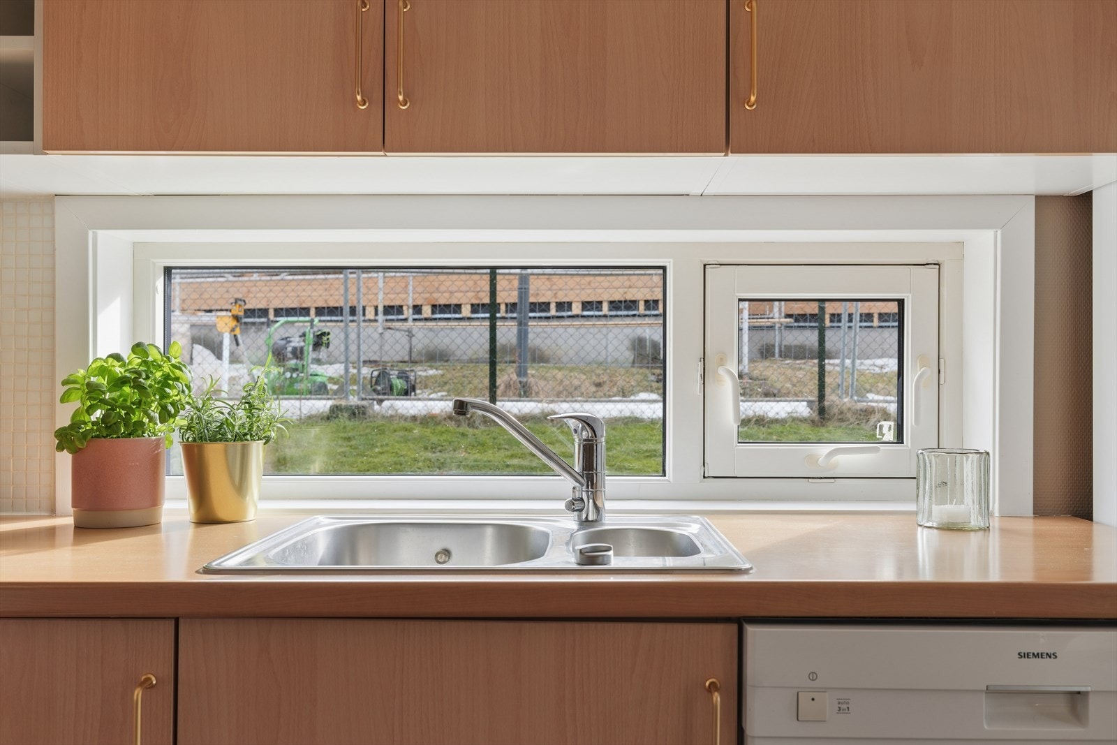 Da leiligheten ligger på enden får man ekstra lys fra vinduet på kjøkkenet Galleribilde