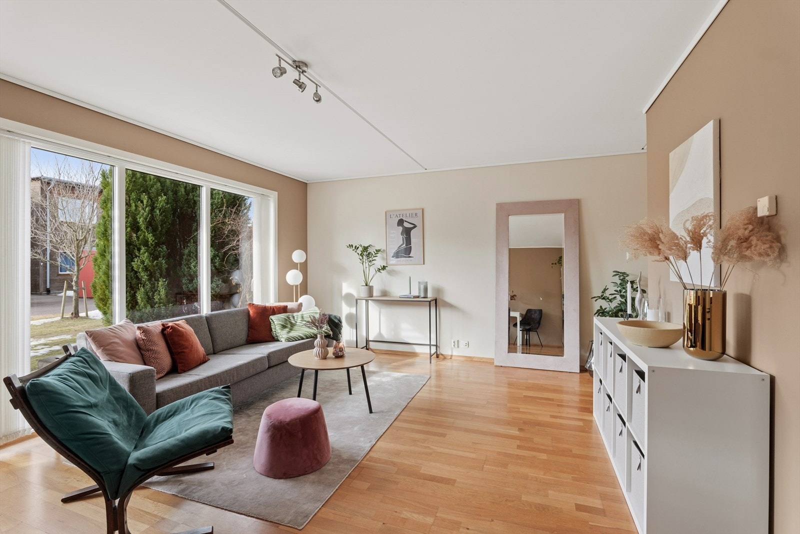 De store vindusflatene slipper inn rikelig med dagslys og gir en god romfølelse. Galleribilde