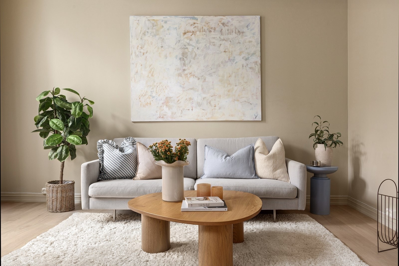 Stuen er et lyst og innbydende oppholdsrom med nymalte vegger og tak i 2024 Galleribilde