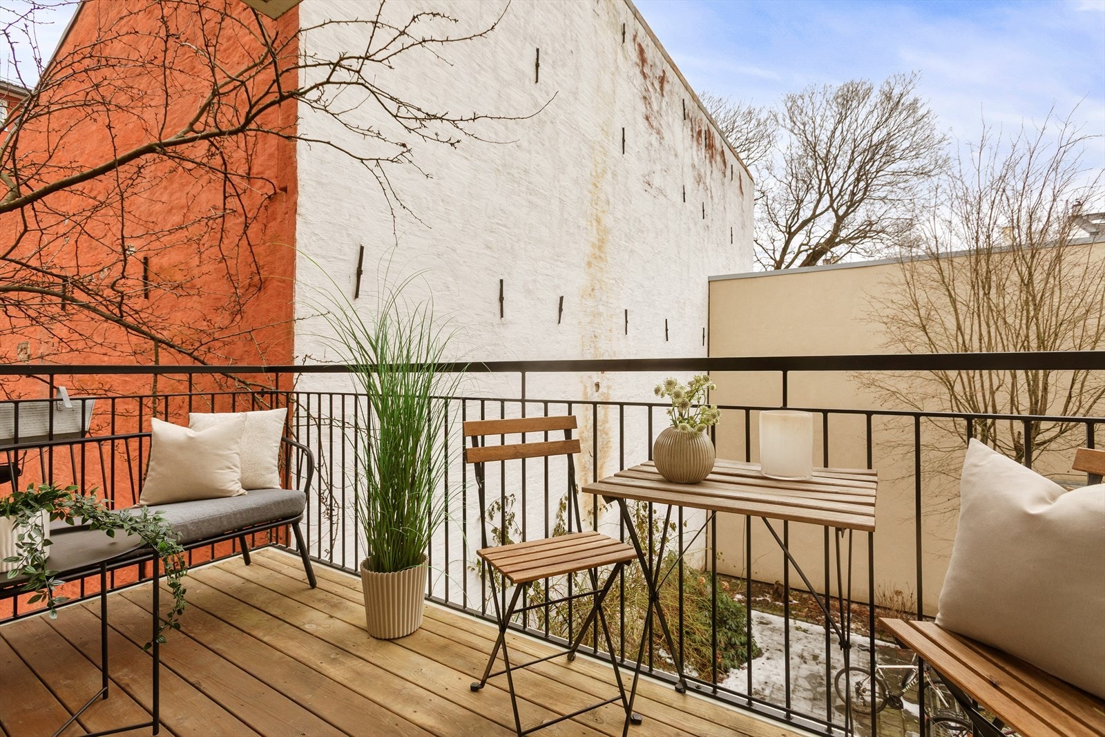 Leiligheten har en rolig og skjermet beliggenhet, hvor balkongen vender inn mot stille og rolig bakgård Galleribilde