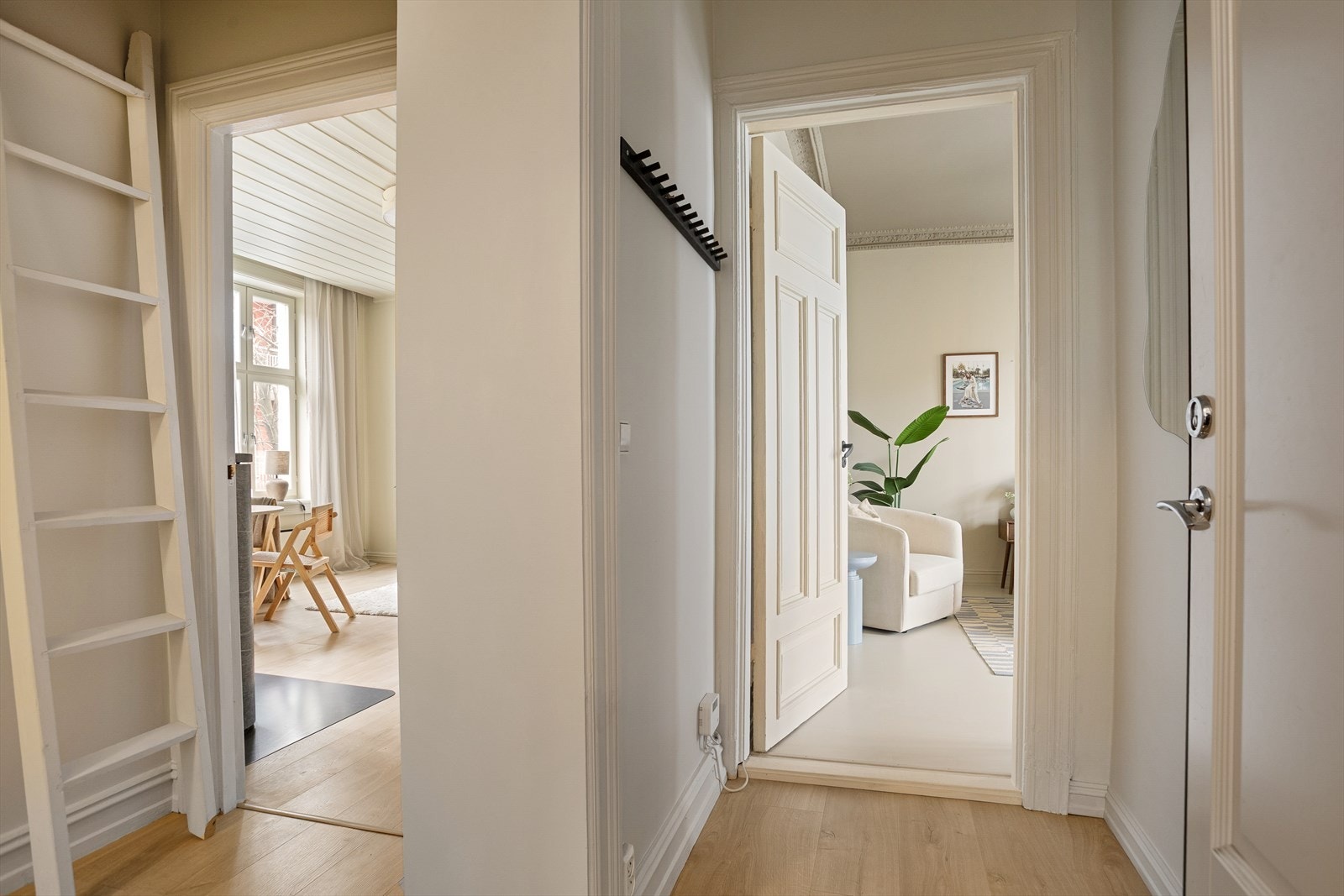 Innbydende entré med tilgang til soverom og fleksibel hemsløsning Galleribilde