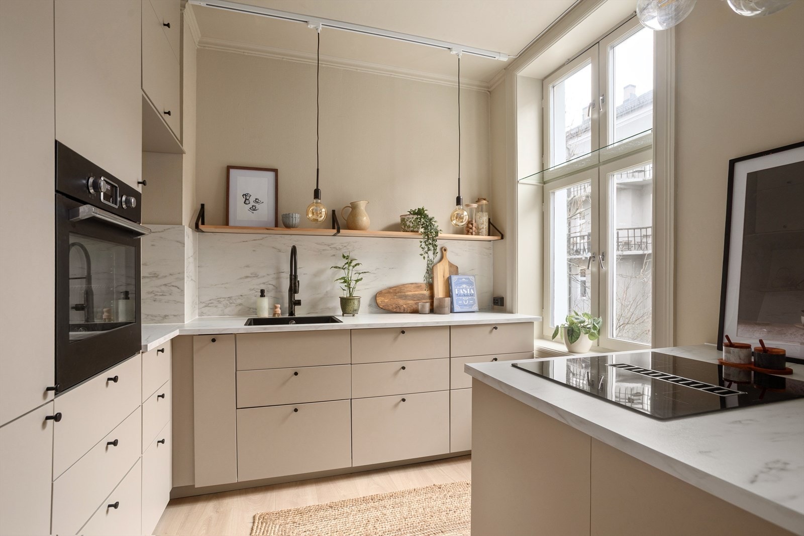 Stekeovn, platetopp, oppvaskmaskin og kjøl/frys er integrert i innredningen Galleribilde