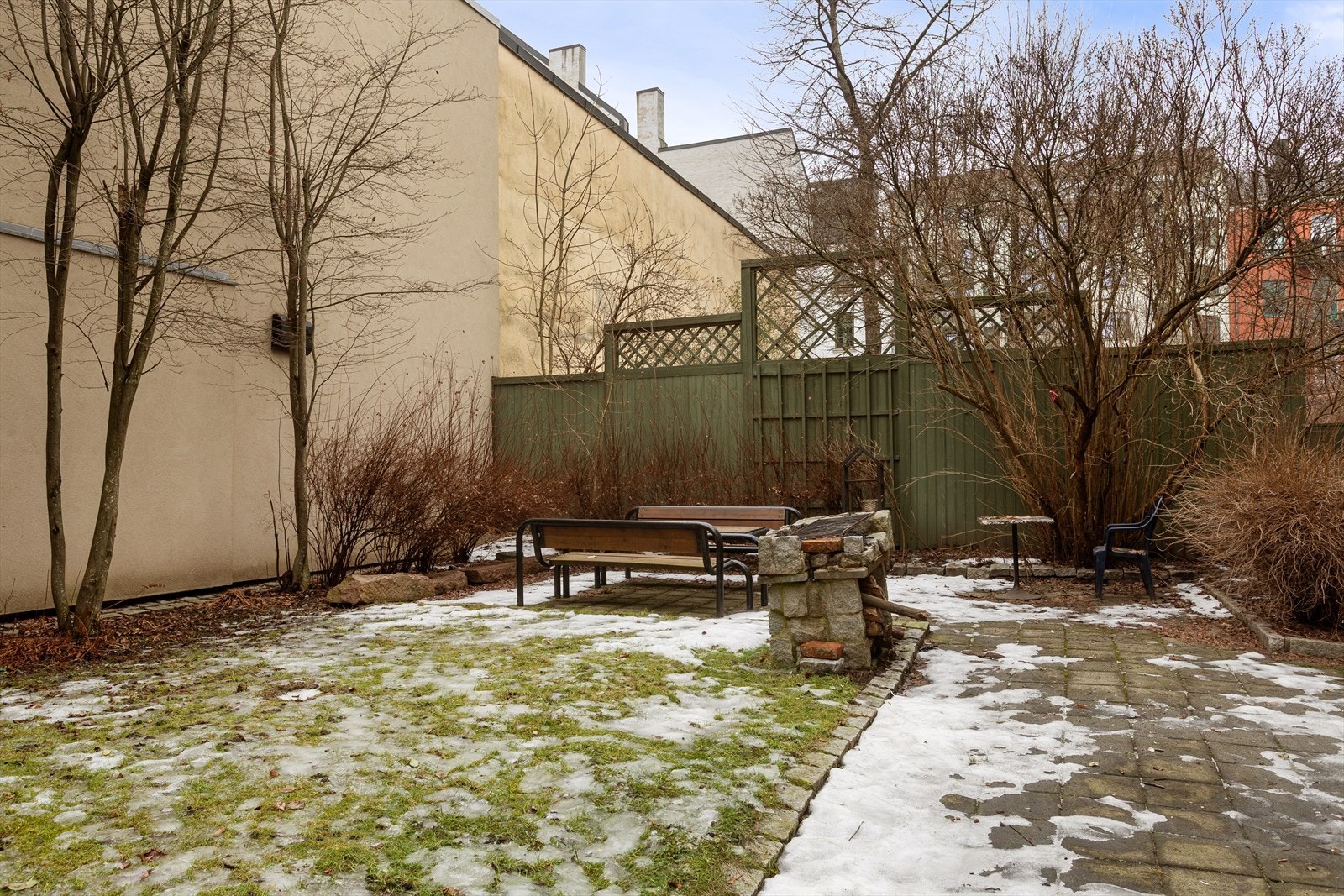 Pent opparbeidet gårdsrom i skjermede og rolige omgivelser Galleribilde