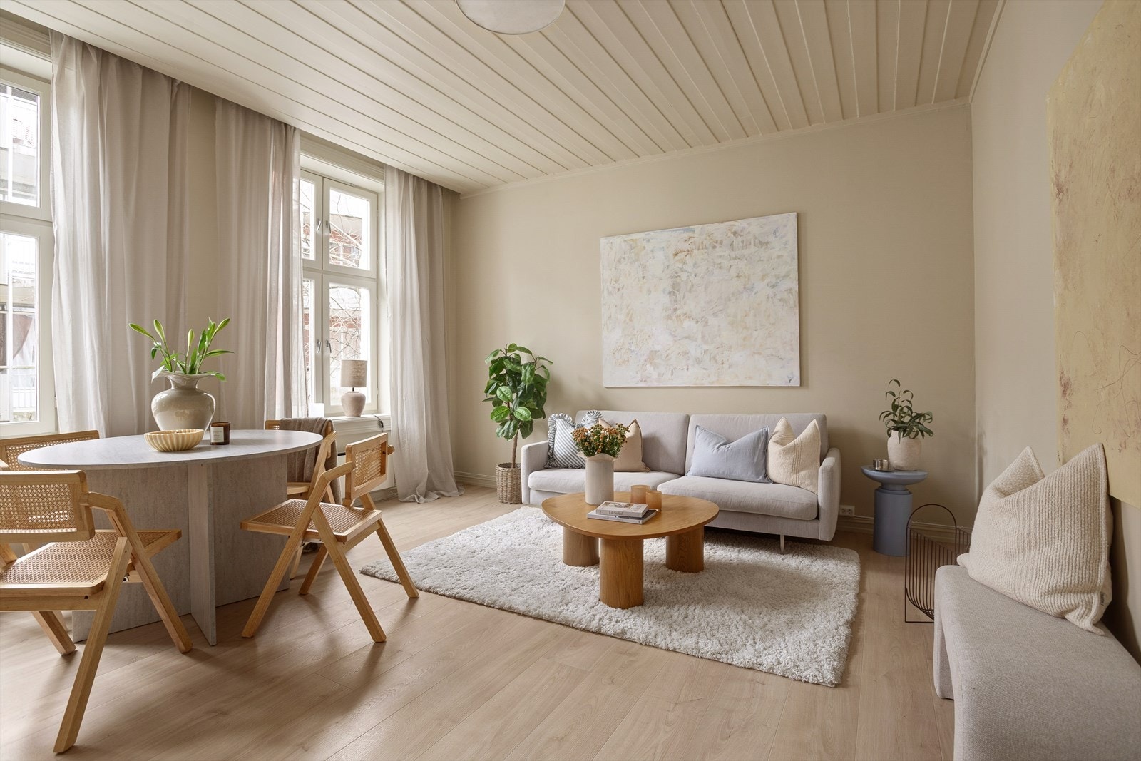 Leiligheten har en god plassering i 2. etasje med store og flotte vindusflater som slipper inn godt med lys Galleribilde