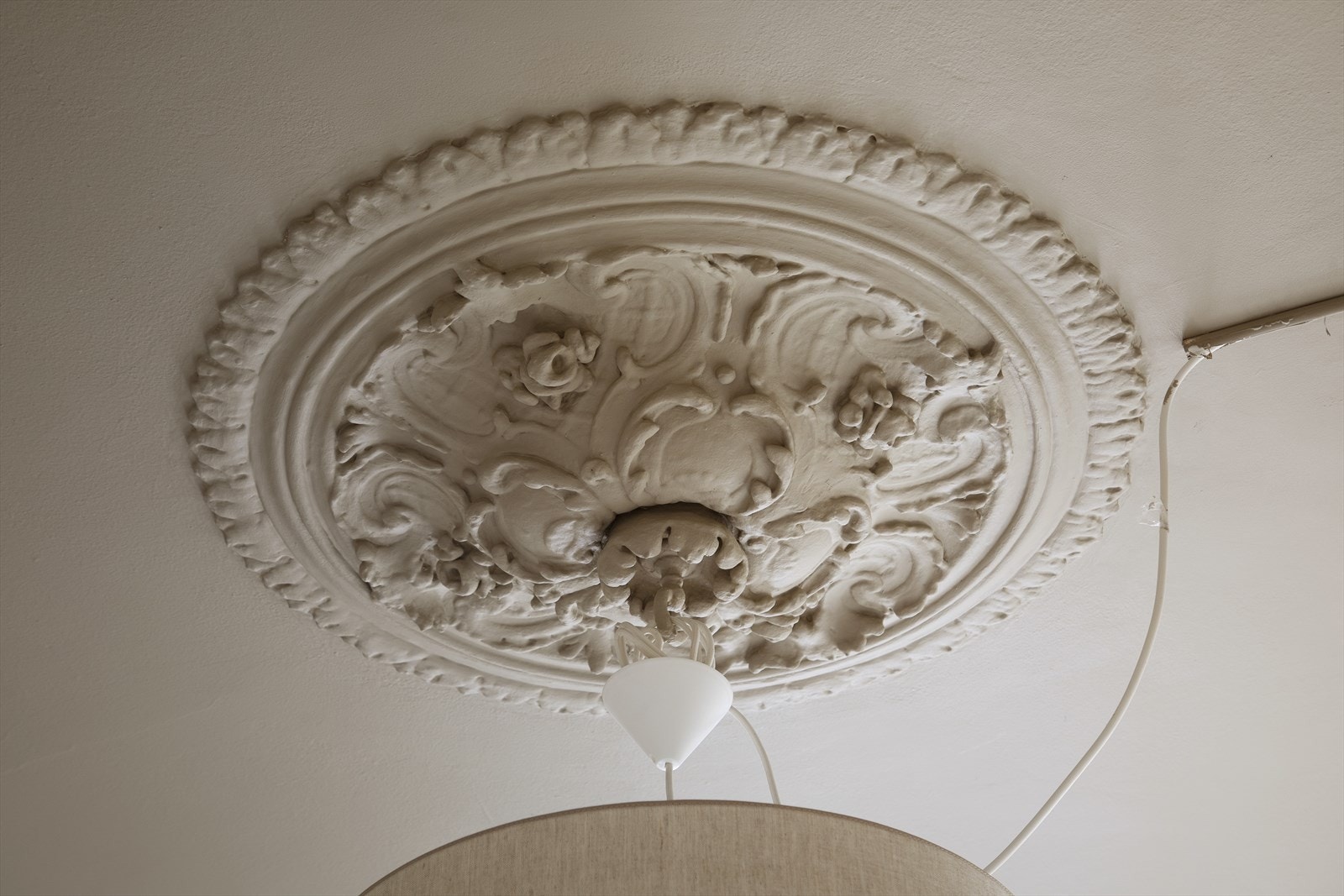 Soverommet kan by på rosett og stukkaturer i himling Galleribilde