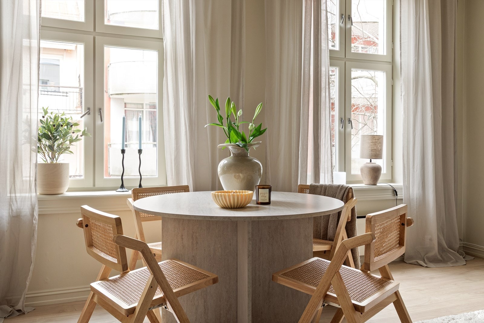 Det er lagt behagelig varmefolie i stue og deler av kjøkken - kan styres via app eller varmesentral Galleribilde