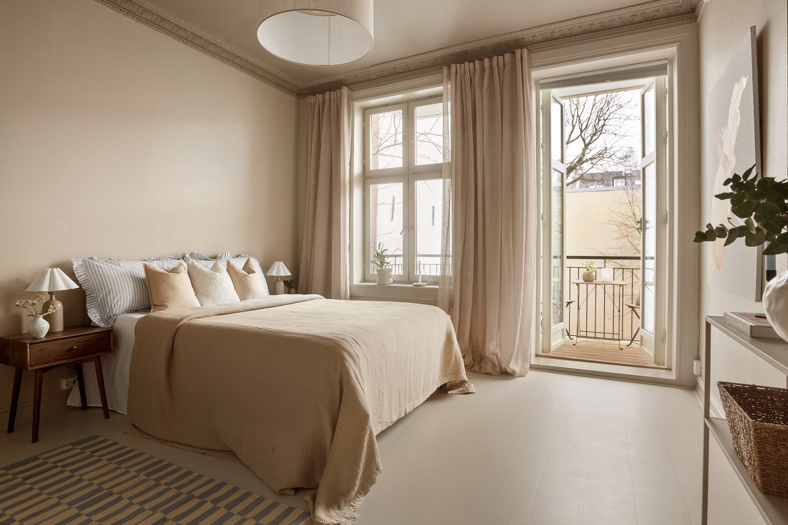 Meget romslig og innbydende soverom med utgang til balkong Galleribilde