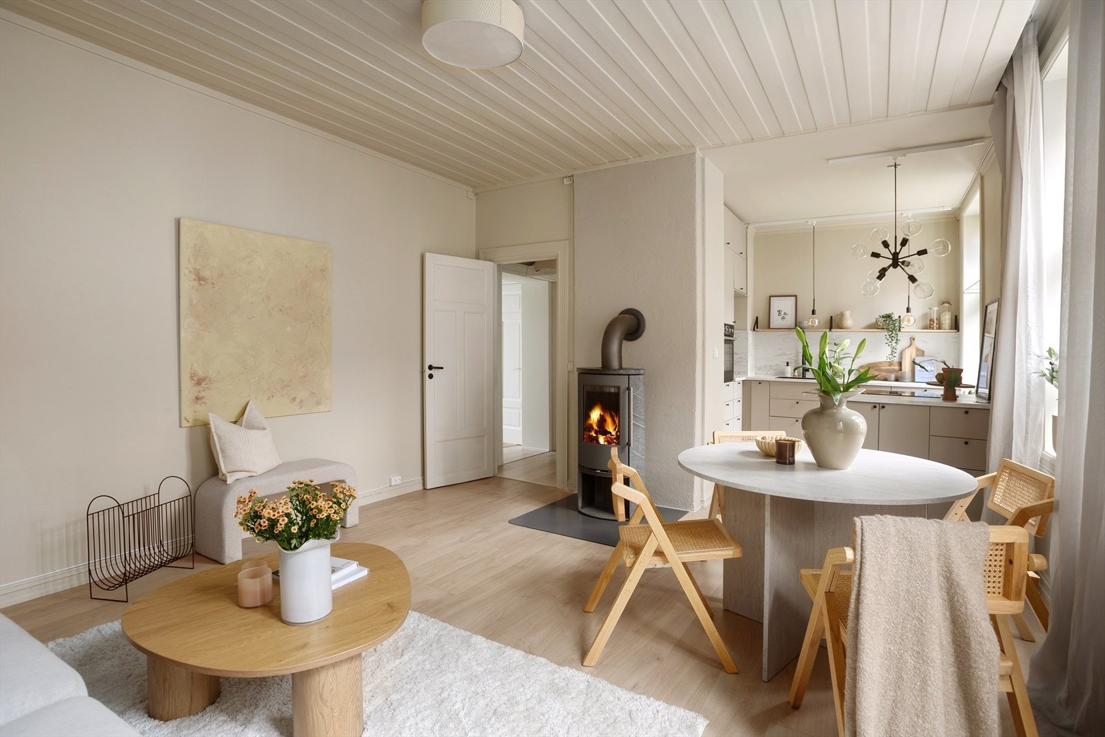 Åpen stue- og kjøkkenløsning med nytt gulv fra 2024 som skaper en lun og helhetlig atmosfære Galleribilde