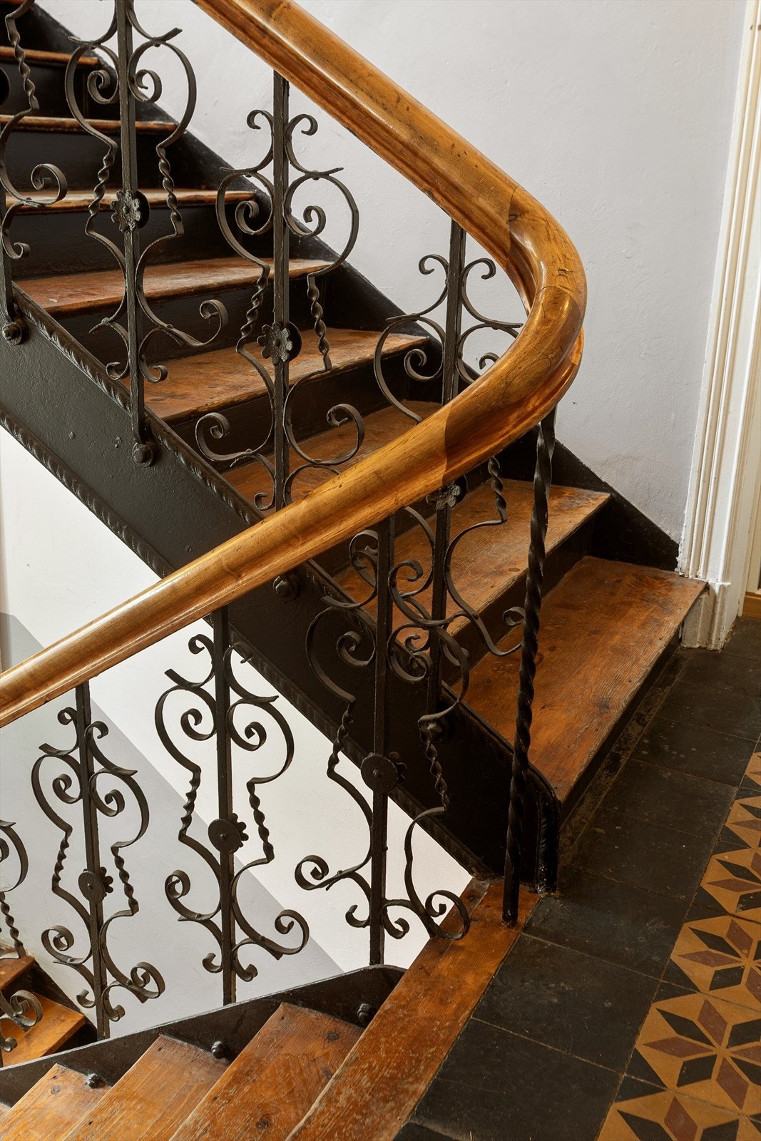 Velholdt felles trappeoppgang med klassisk preg Galleribilde