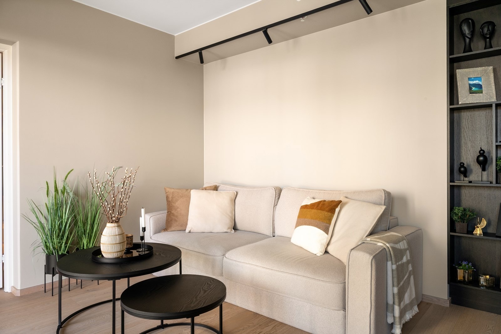 Stuen har god plass til både sofagruppe og andre møbleringsmuligheter. Galleribilde