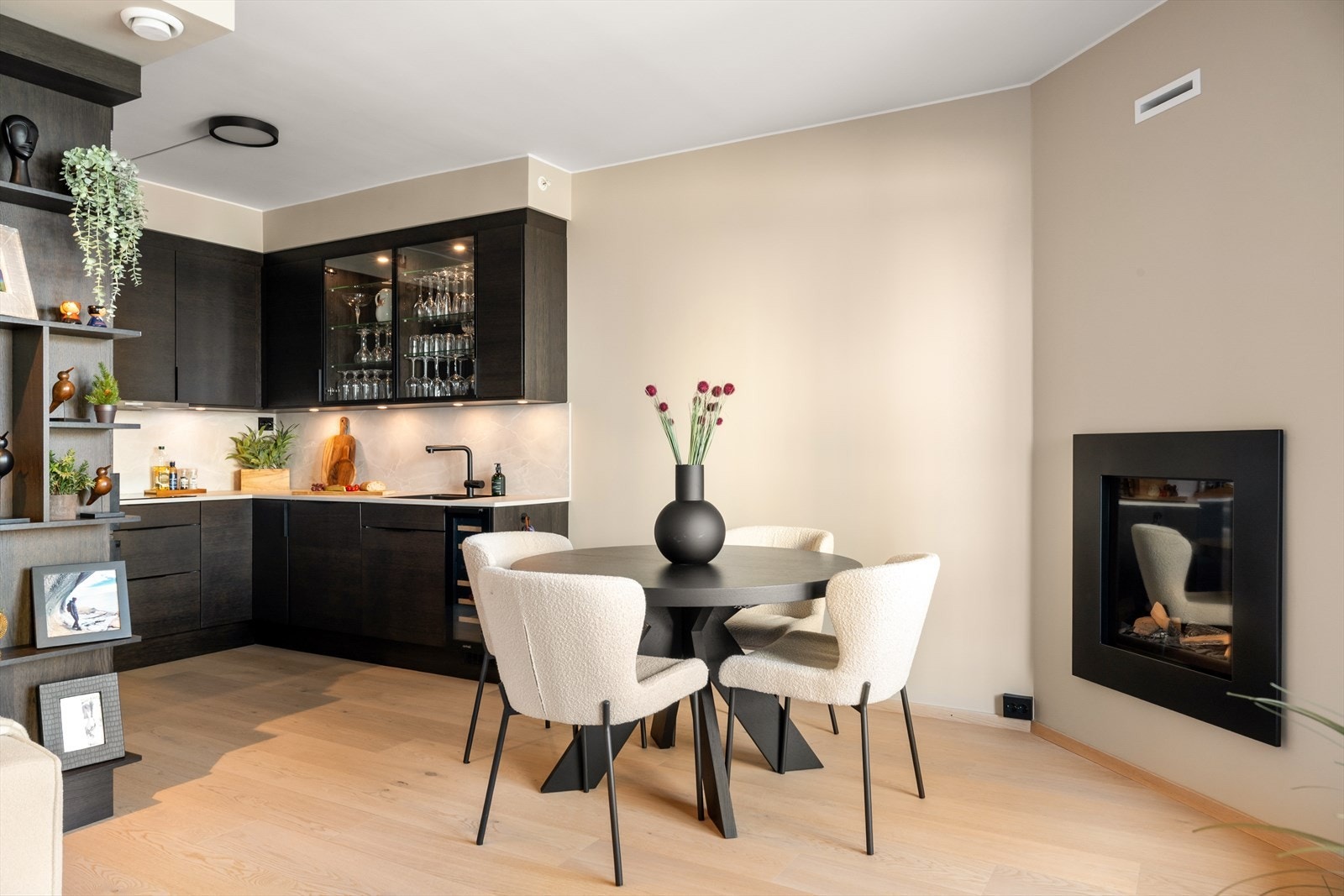 En moderne og tiltalende leilighet fra 2024 med høy standard og gjennomtenkte løsninger. Her kan du flytte rett inn uten å tenke på oppussingsbehov eller det som burde vært gjort Galleribilde