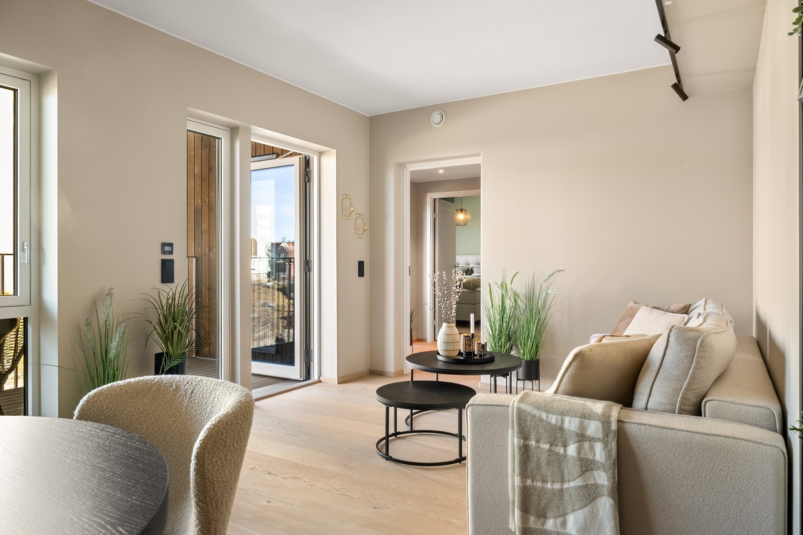 Stuen er lys og luftig med gode vindusflater Galleribilde