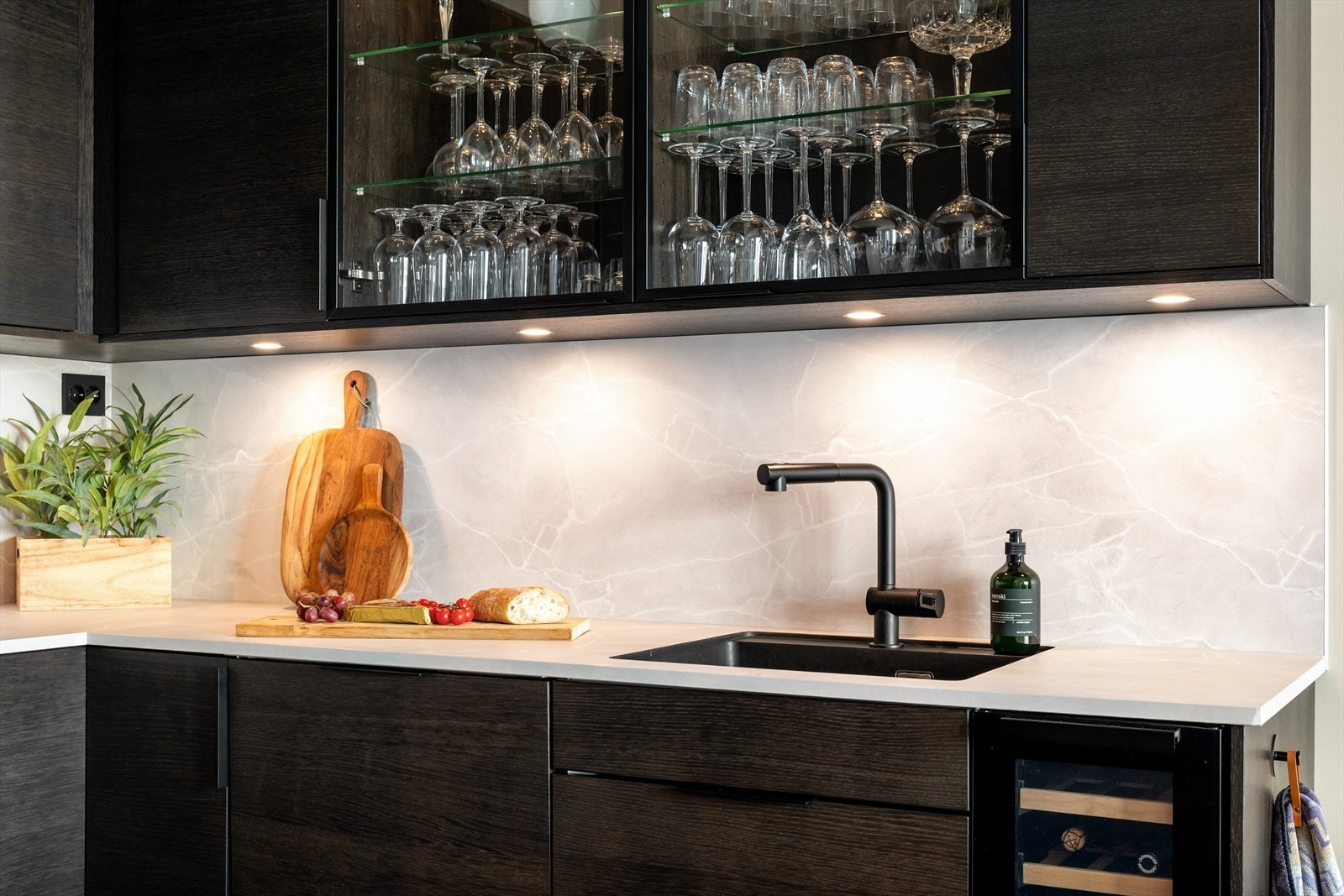 Her har du rikelig med skap- og skuffeplass, samt integrerte hvitevarer fra Siemens - inkludert kjøleskap, oppvaskmaskin, vinskap, platetopp og stekeovn. Galleribilde