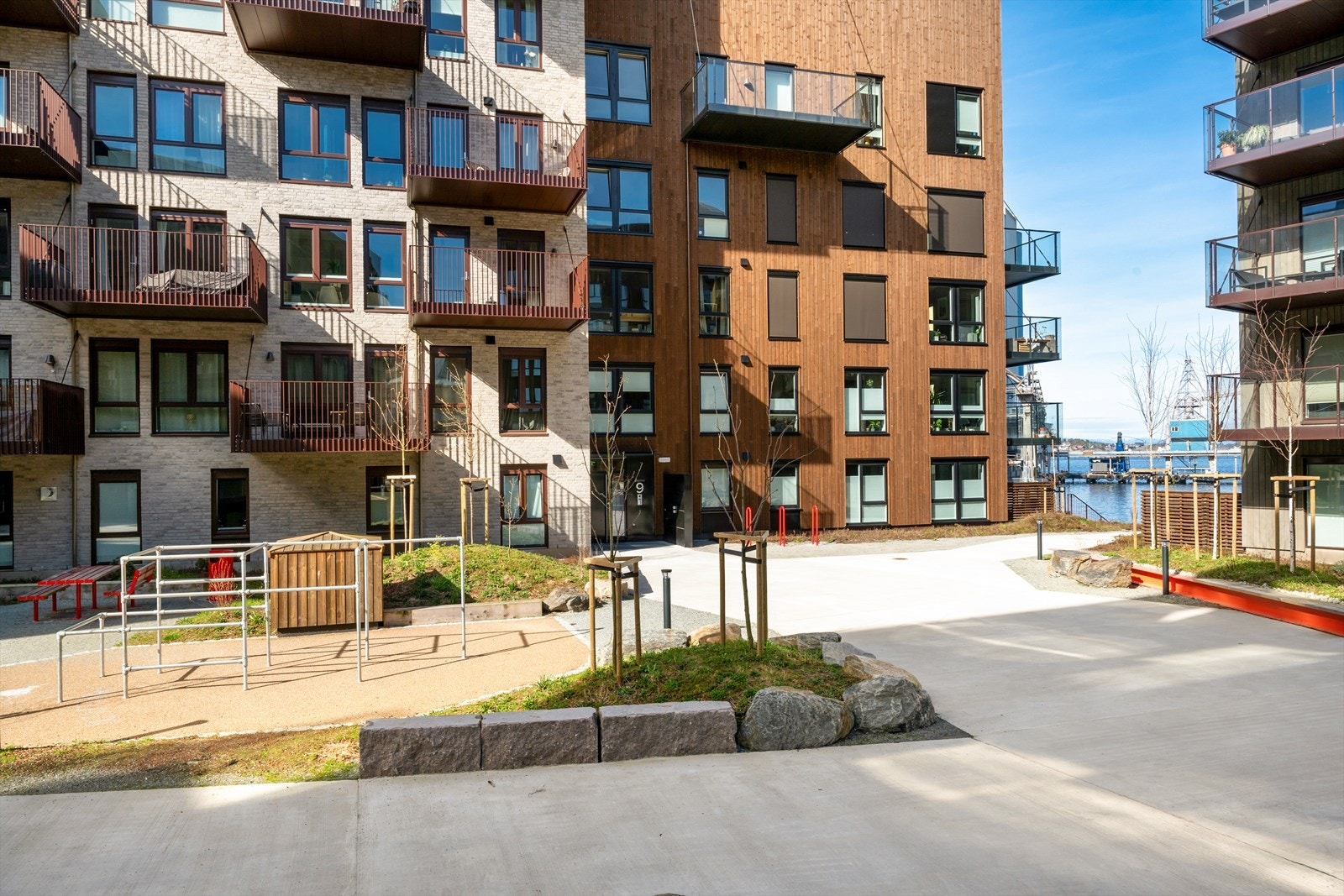 Med sjøen som nærmeste nabo og sentrum kun en liten spasertur unna, er dette området perfekt for deg som vil bo urbant, men samtidig tett på fjord, turområder og et fint nabolagsliv. Galleribilde