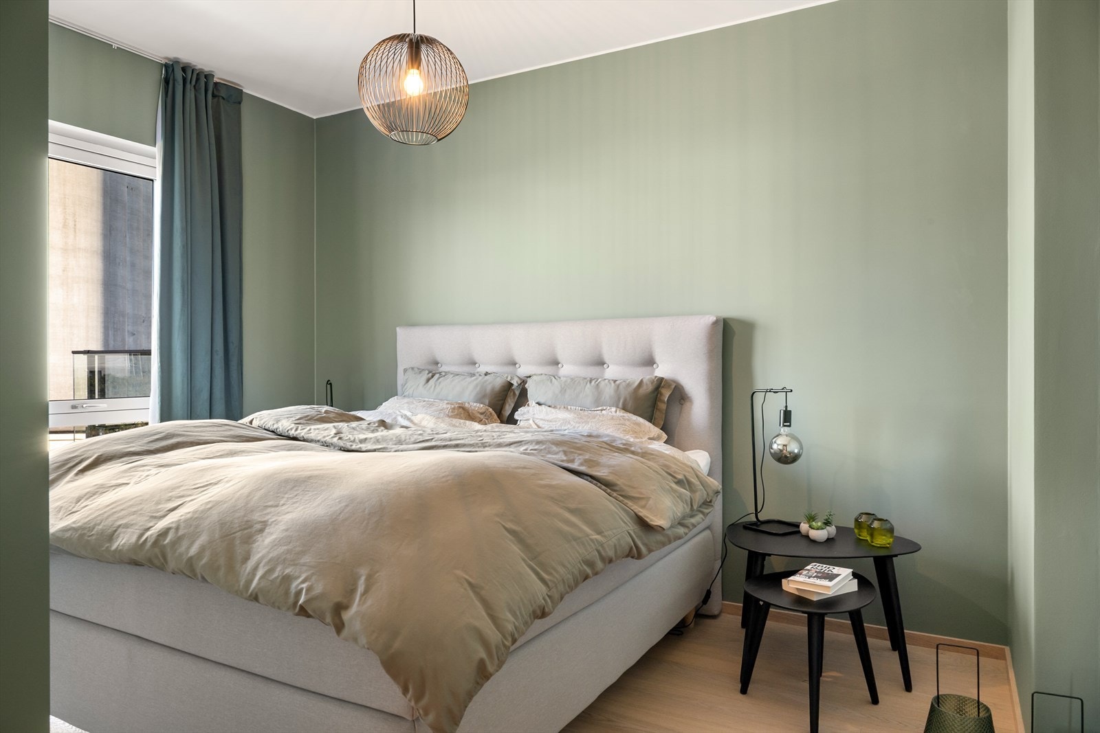 Soverommet er romslig med plass til dobbeltseng og garderobeskap. Galleribilde