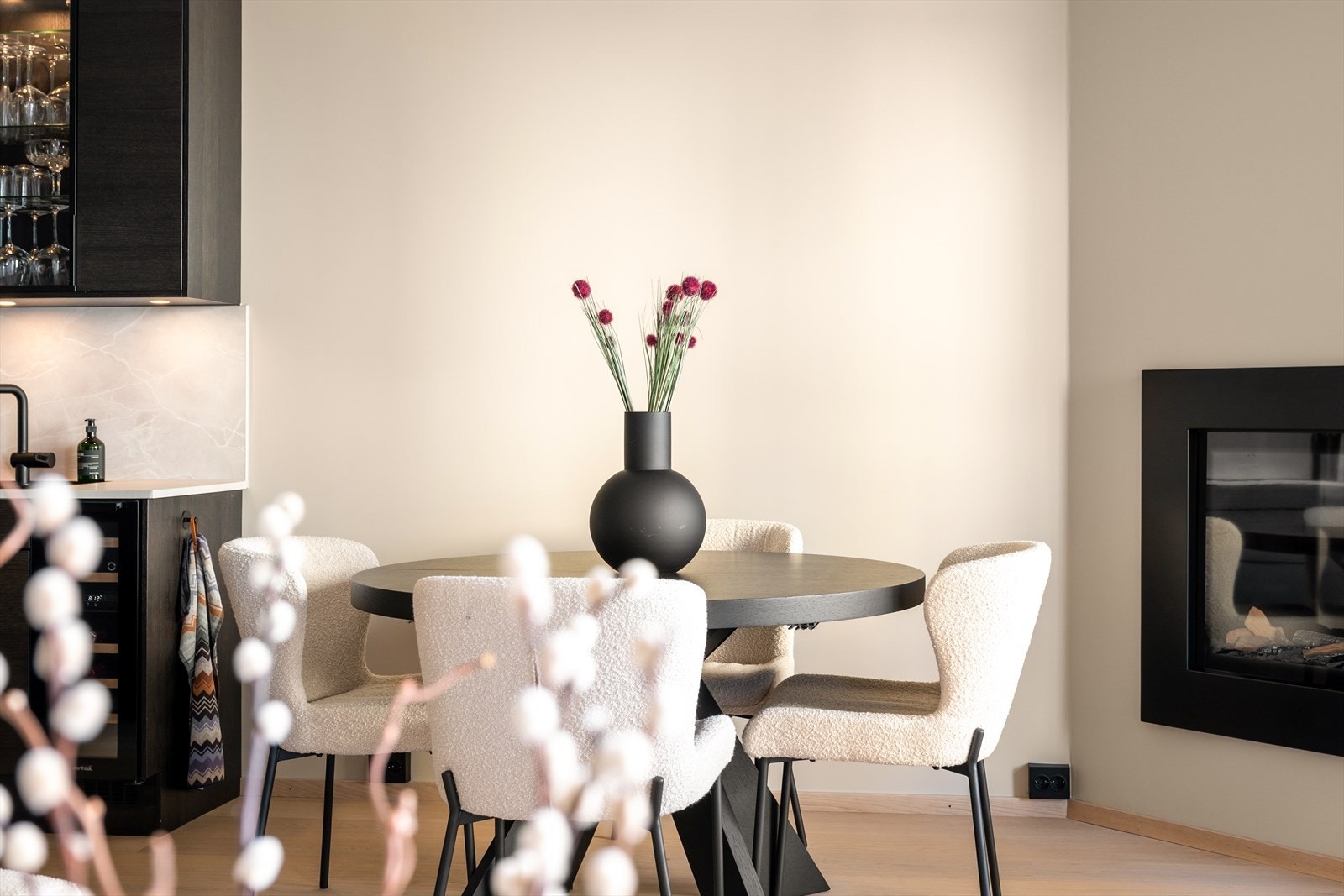 I tilknytning til kjøkkenet er det god plass til en hyggelig spisesone. Galleribilde