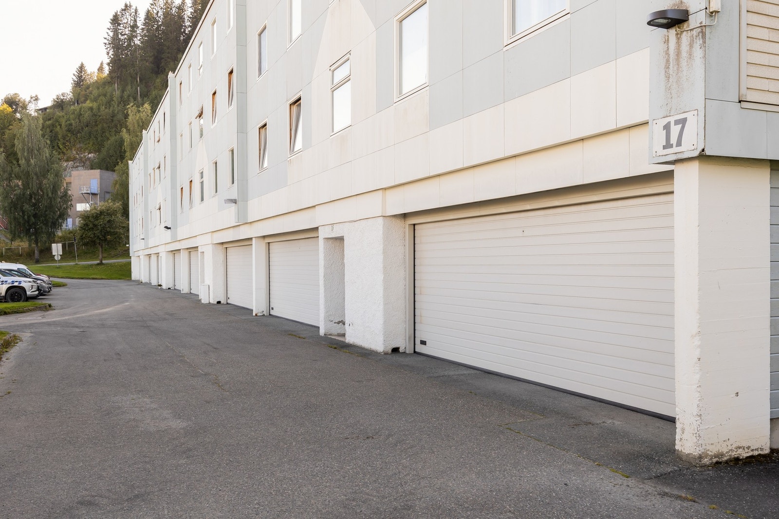 Fast garasjeplass medfølger. Samt rikelig med gjesteplasser. Galleribilde