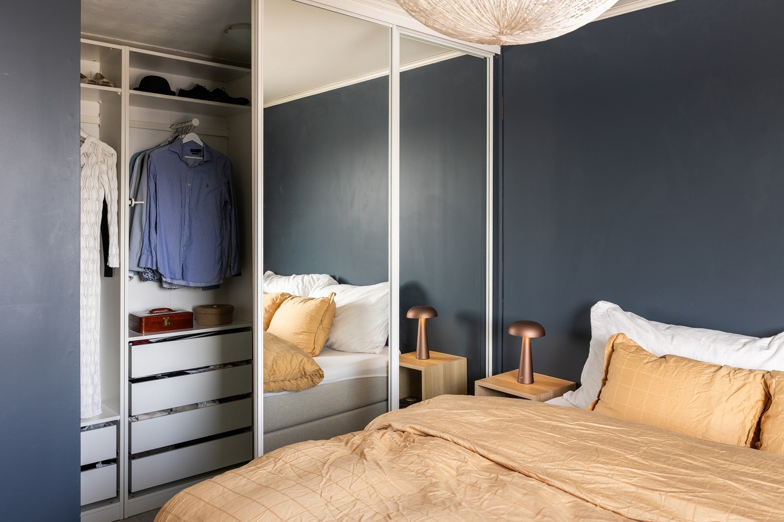 I tillegg til skyvedørsgarderobe er det direkte adgang til et garderoberom. Galleribilde