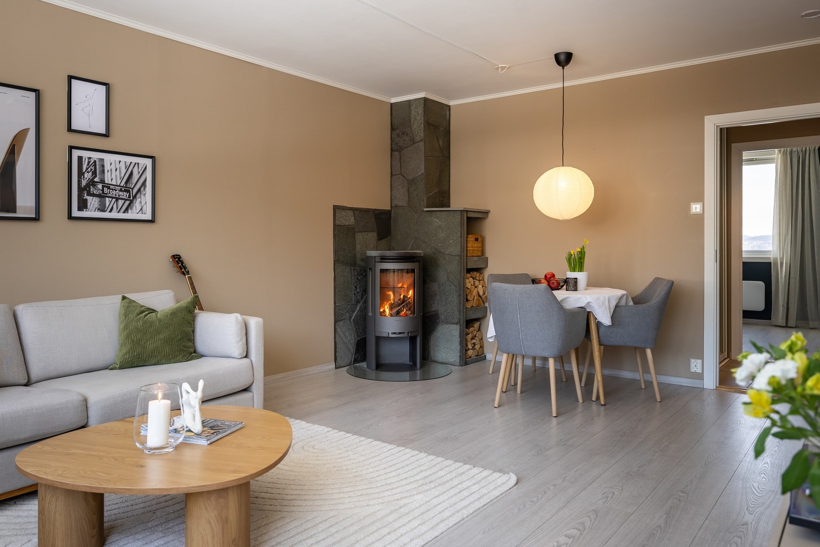 Stuen er på 22,3m² og har god plass til sofagruppe og spisebord. Galleribilde