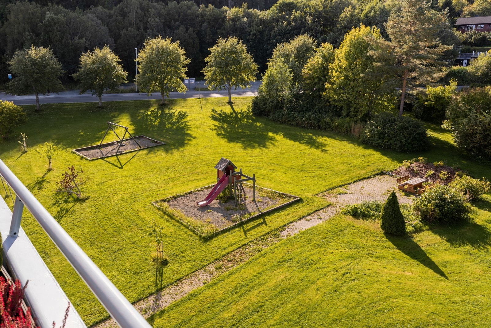 Leiligheten har en av de bedre beliggenhetene i borettslaget. På enden i øverste etasje, i bygget lengst bort fra trafikkerte veier, mot store grøntarealer og svært gode solforhold. Galleribilde