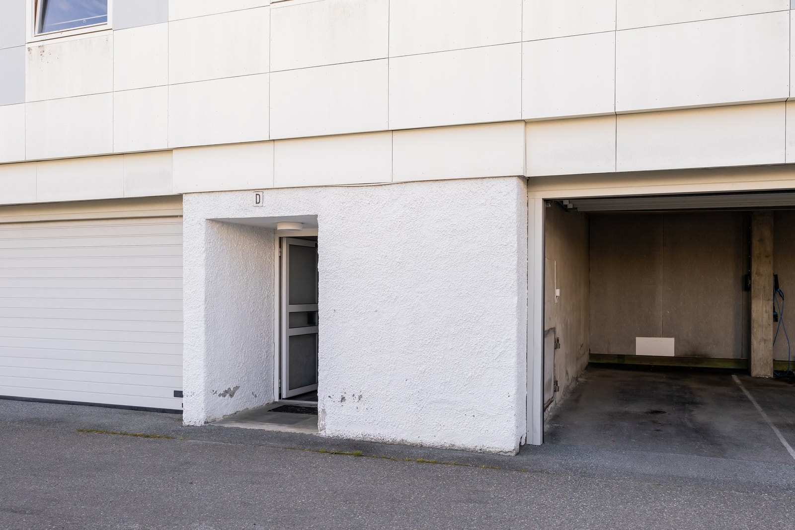 Medfølgende garasjeplass er vist på bildet her. Inngangsdør opp til leilighet til venstre. Galleribilde