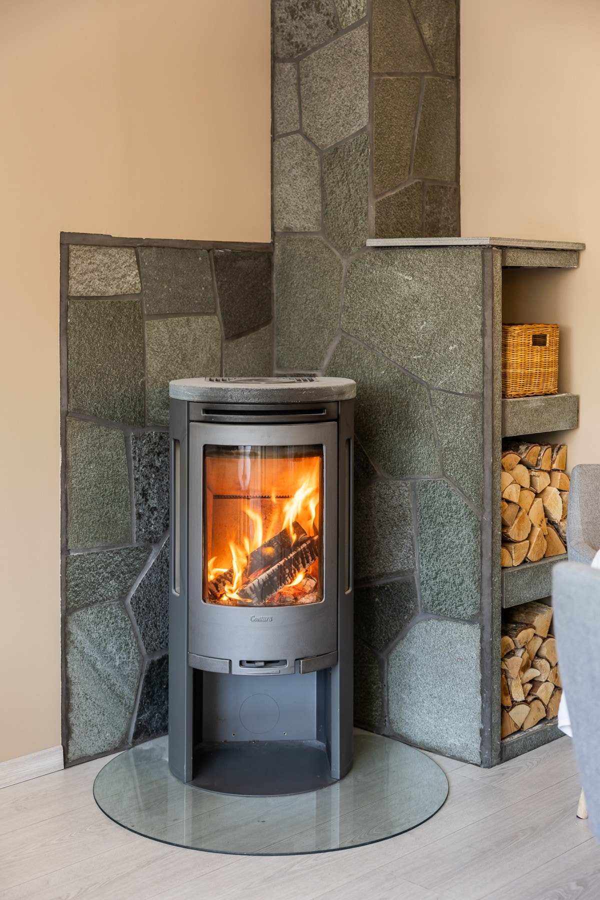 Flott vedovn med glassfront og skiferbelagt pipe. Galleribilde