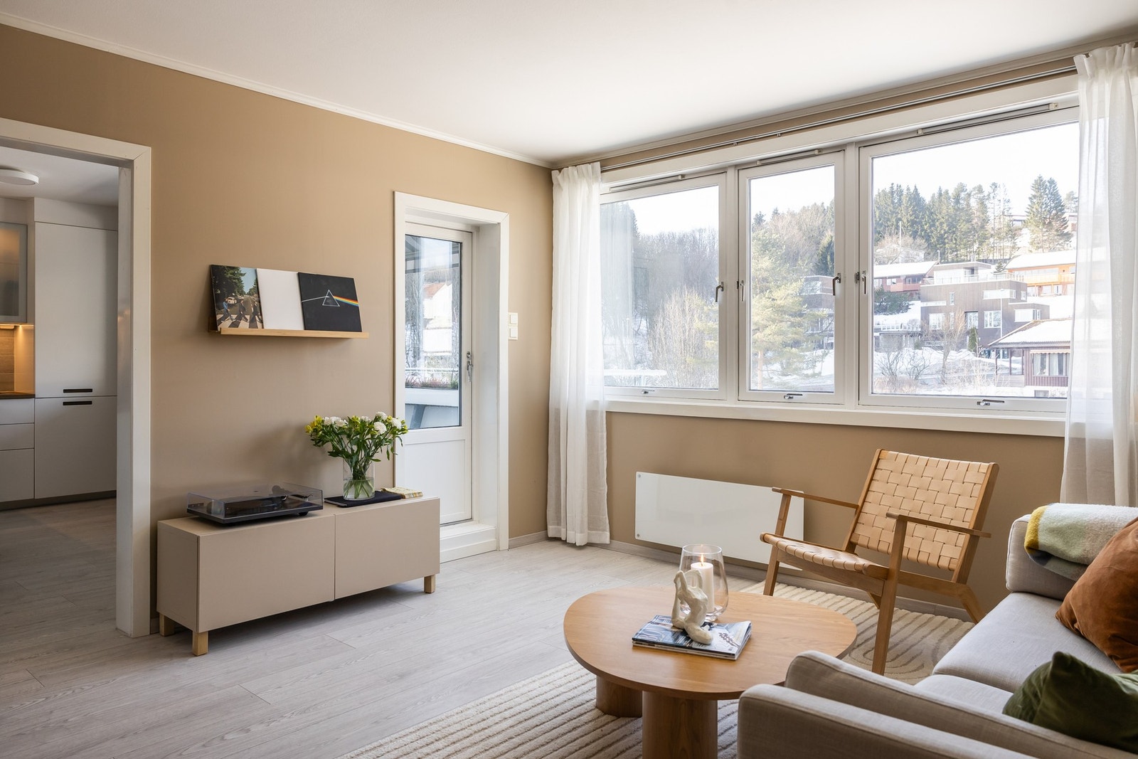 Alle rom i boligen ble vesentlig oppgradert i 2017, og fremstår med en tidsriktig stil og god standard. Galleribilde