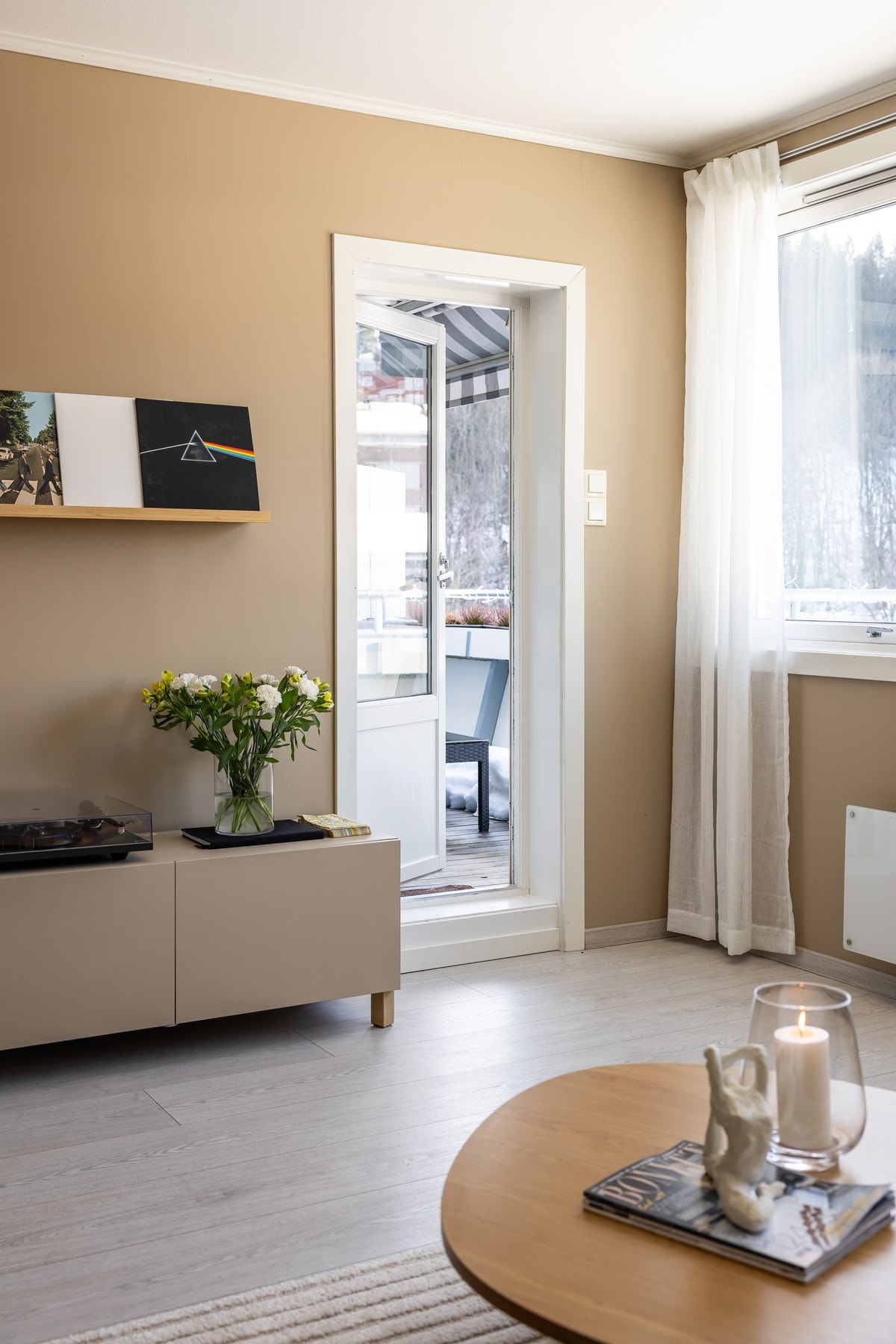 Da leiligheten ligger øverst i feltet vender alle vinduer på stue og kjøkken mot grønne omgivelser. Galleribilde