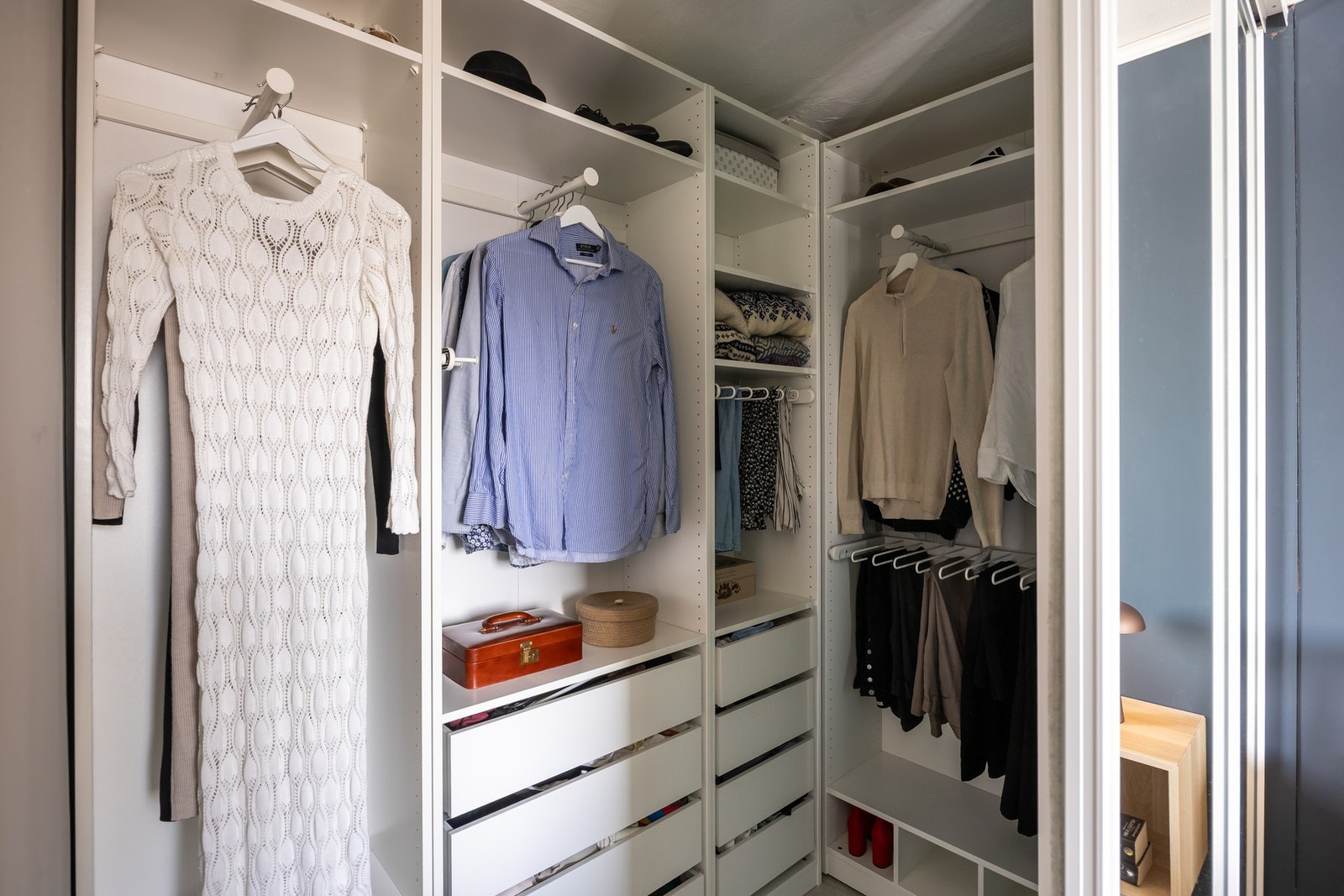 Garderoberommet har rikelig med hyller og hengeplass for oppbevaring. Galleribilde