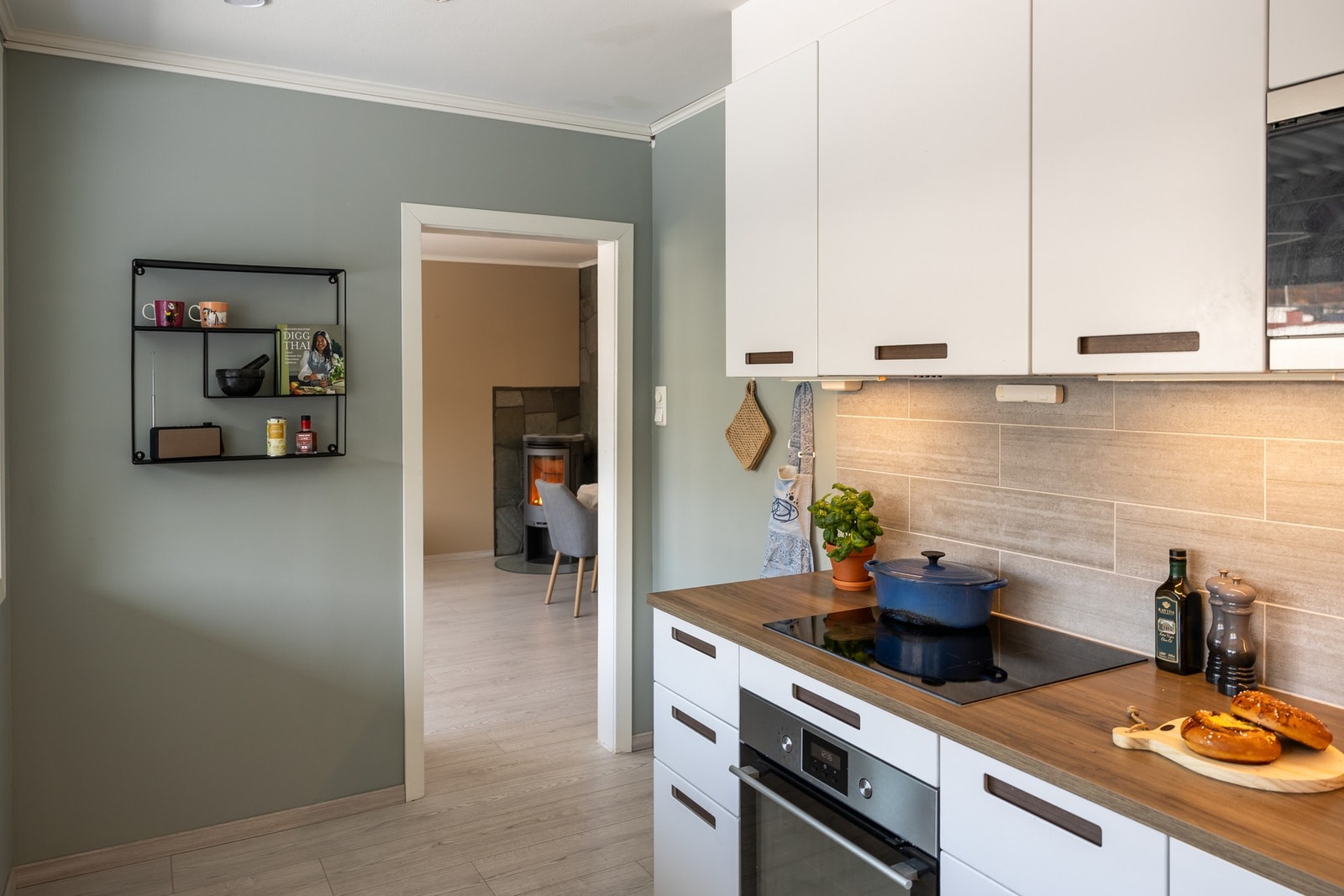 Det er lagt fliser mellom over- og underskap. Innredningen har godt med både oppbevarings- og benkeplass. Galleribilde