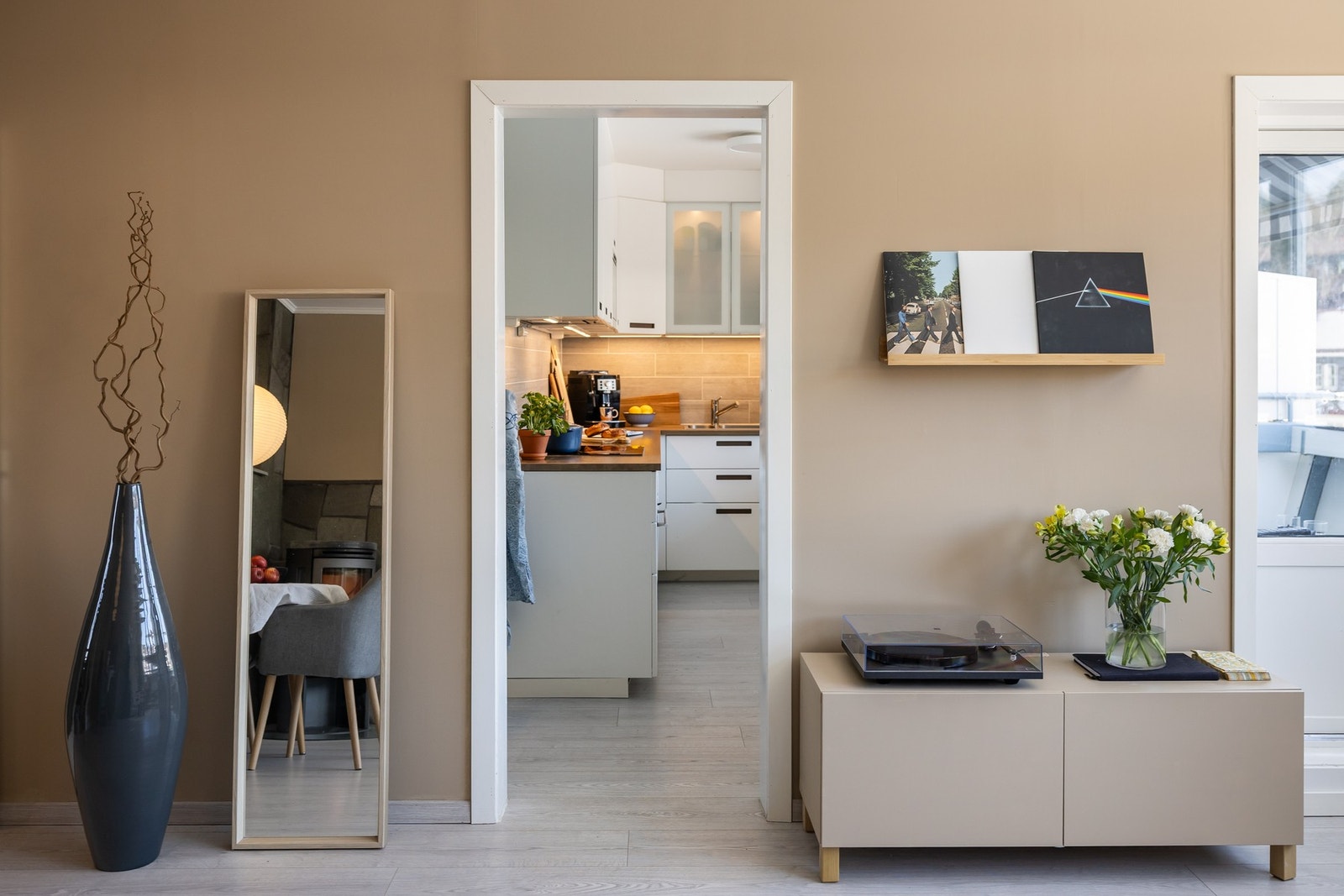 I forbindelse med renoveringen i 2017 ble alle vegger og gulv fornyet, samt el-anlegg og rør-opplegg. Galleribilde