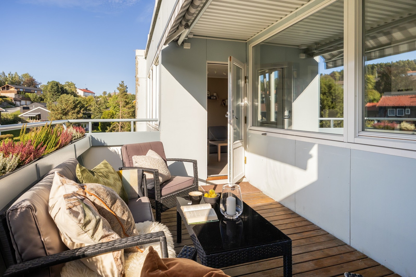 Da leiligheten ligger ytterst i øverste etasje får man en av borettslagets beste solforhold på veranda, fra ca. kl 13 til 21 på sommerstid. Galleribilde